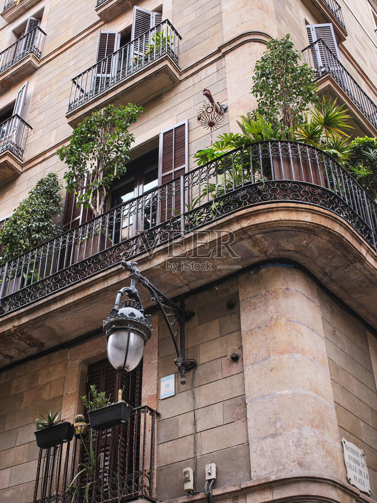 巴塞罗那一座老建筑外立面上的美丽街灯。照片摄影图片