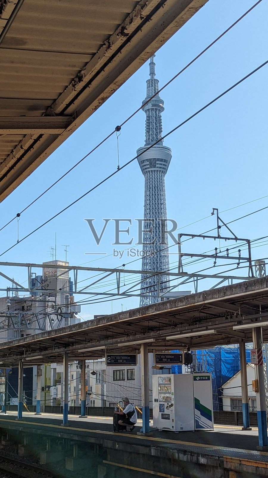 从曳舟站站台俯瞰东京晴空塔照片摄影图片
