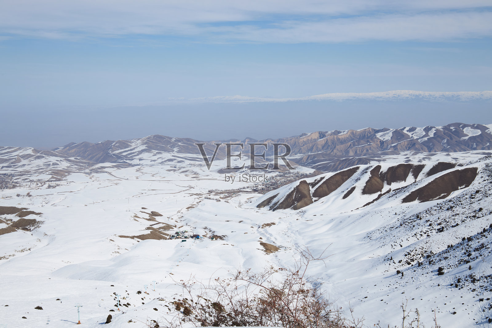 自然风光，山坡。积极休闲，冬季运动。吉尔吉斯斯坦的托古兹布拉克滑雪度假村。照片摄影图片