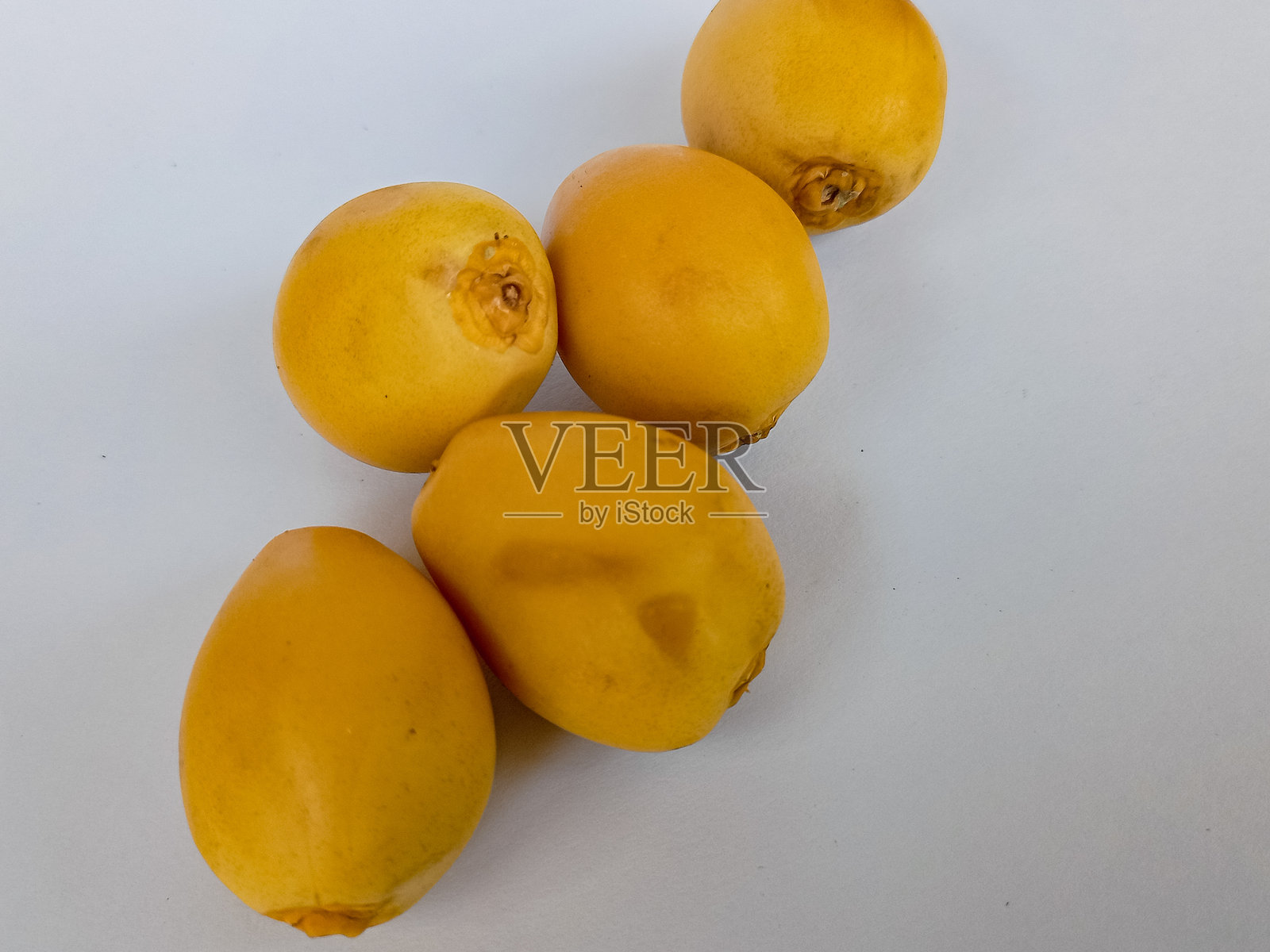 生的金色年轻枣在白色背景上孤立展示照片摄影图片