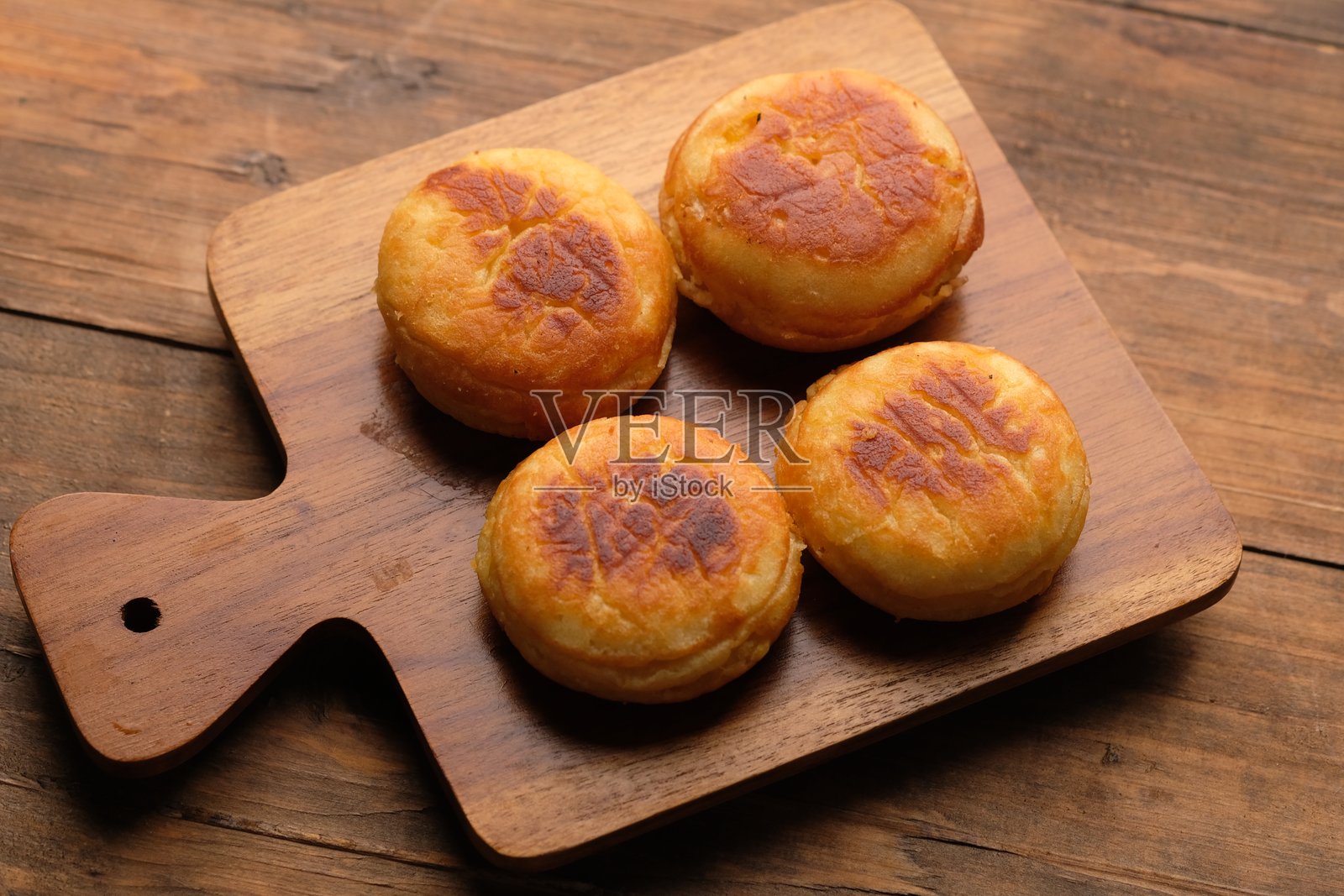 卡米尔（有时写作哈米尔）是来自阿拉伯国家的佩马朗典型食品。这种蛋糕由面粉、黄油和鸡蛋制成，有时还会加入安邦香蕉或其他配料。照片摄影图片