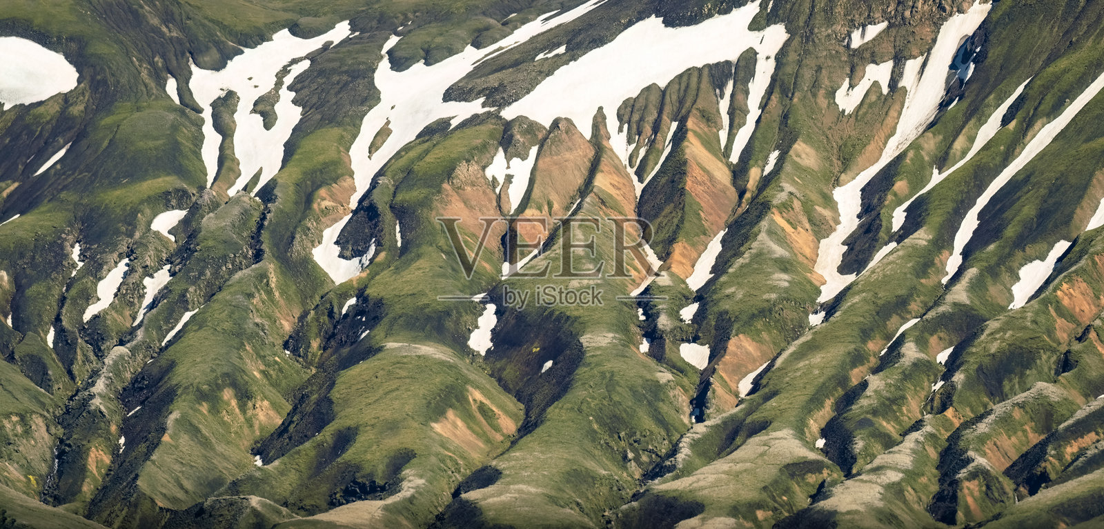 冰岛兰德曼纳劳卡尔夏季被雪和苔藓覆盖的侵蚀山脉部分景观照片摄影图片