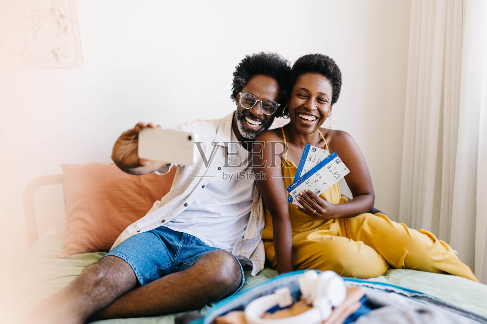 已婚夫妇在浪漫假期中捕捉珍贵回忆照片摄影图片