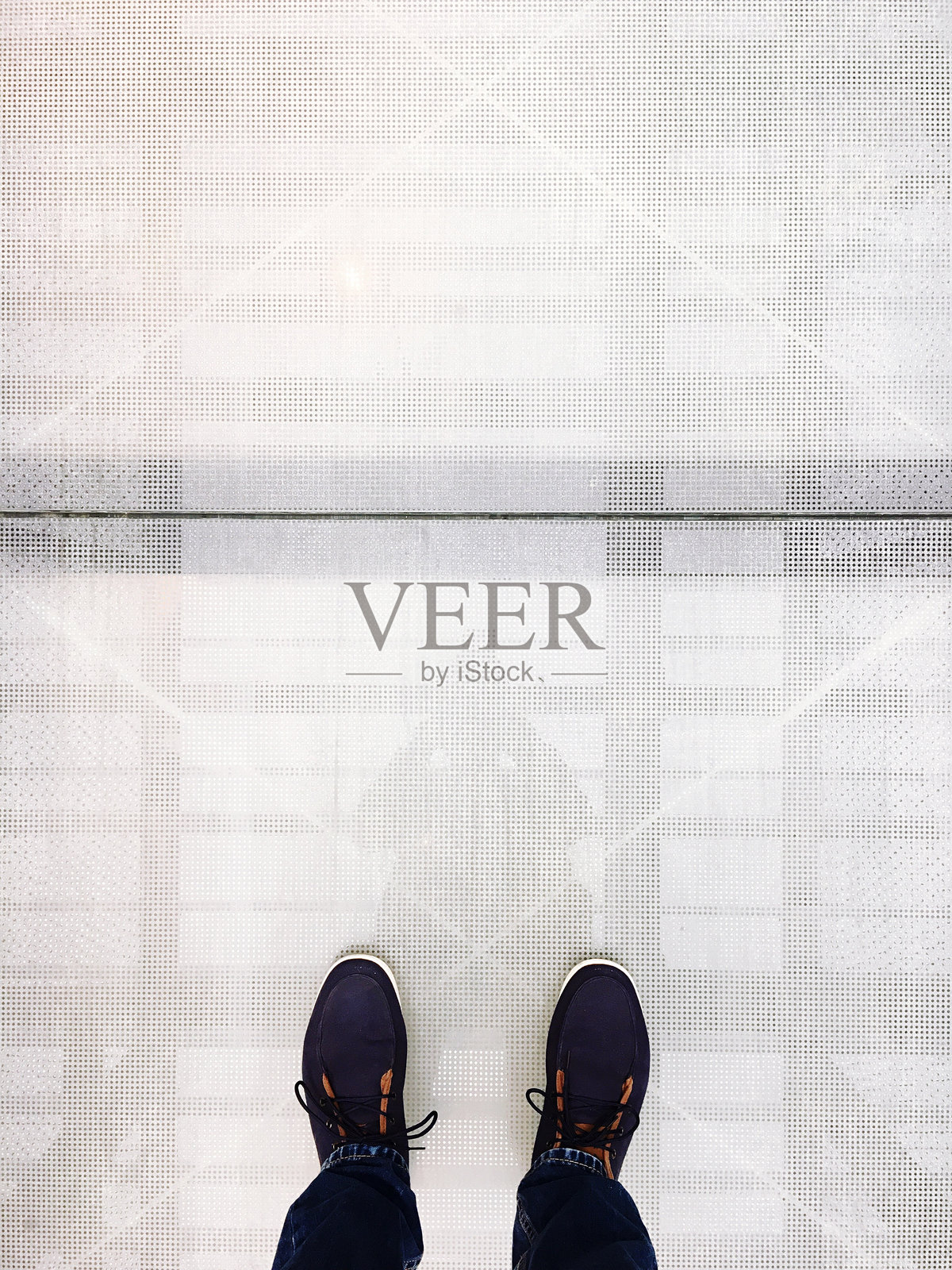 站在瓷砖地板上的男人的下半身照片摄影图片