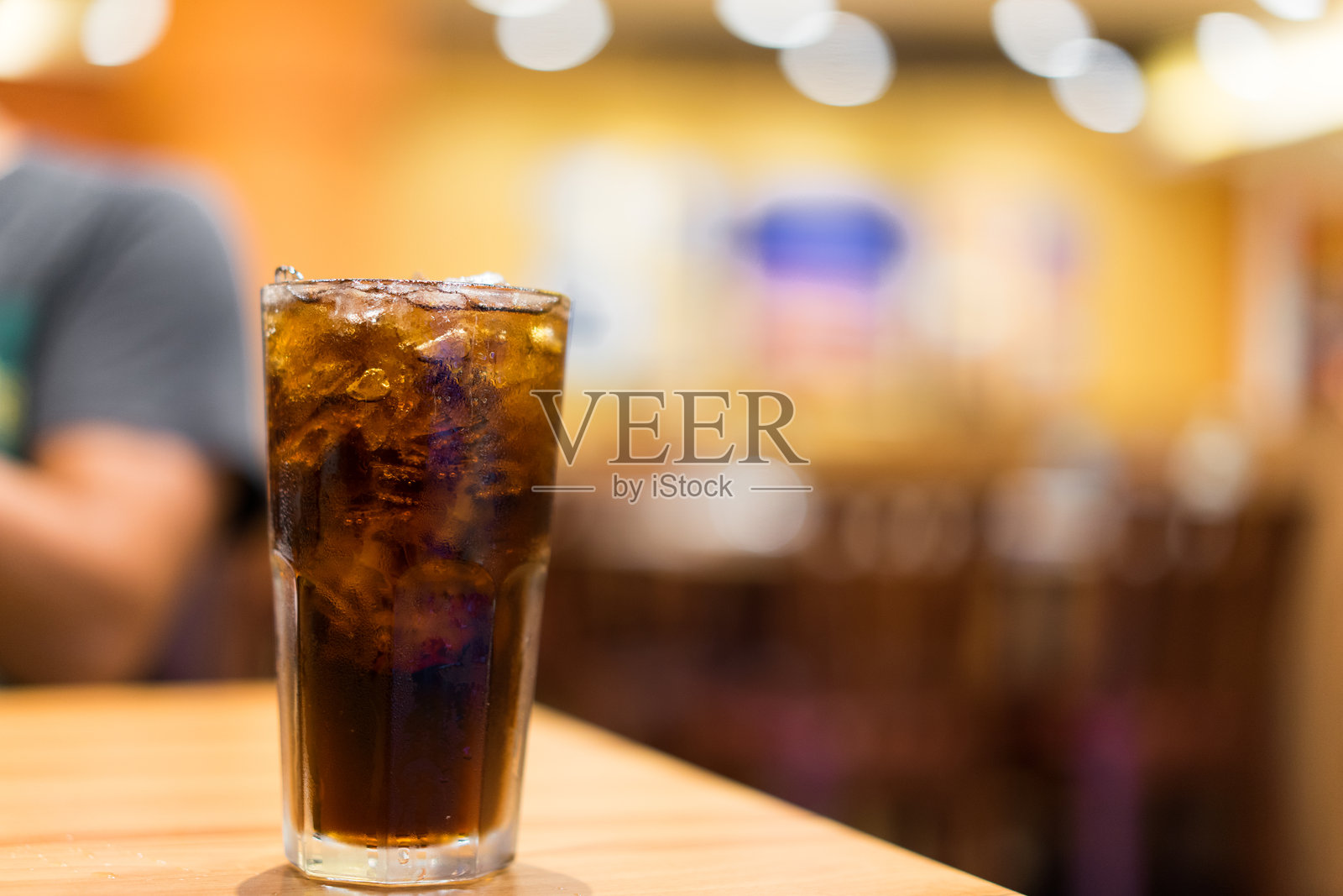 桌子上玻璃杯中的饮料特写照片摄影图片