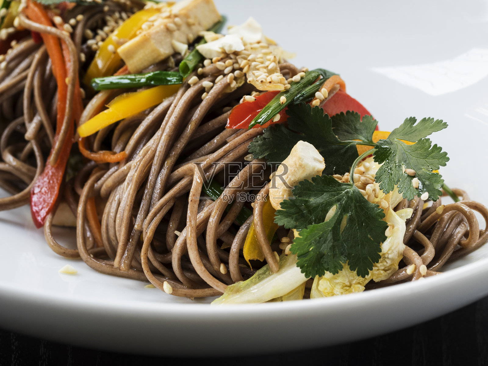 盘中盛放的荞麦面特写照片摄影图片