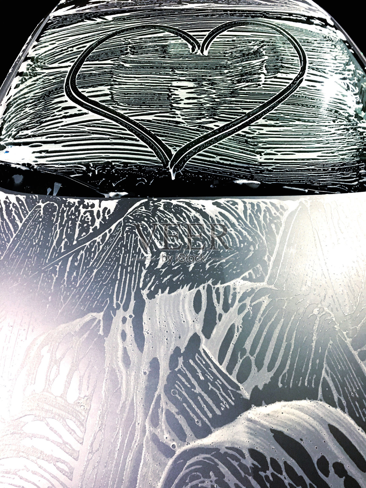 用肥皂泡沫在车上形成的心形照片摄影图片