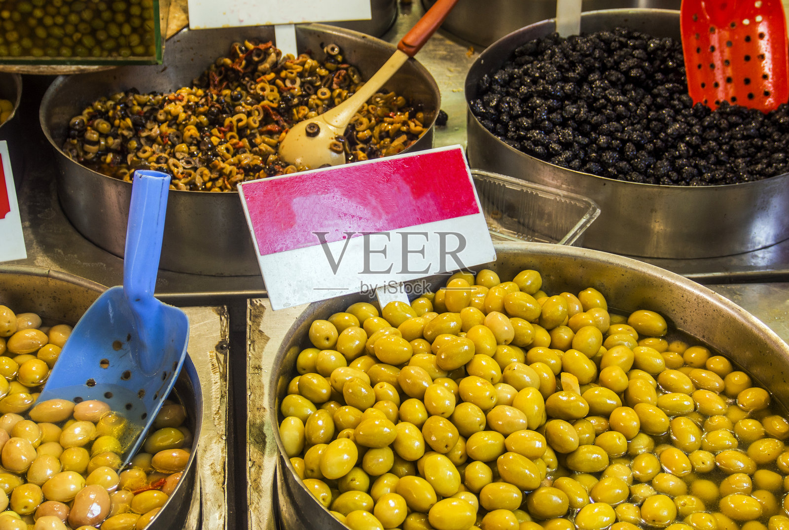 市场摊位上出售的各种腌菜照片摄影图片