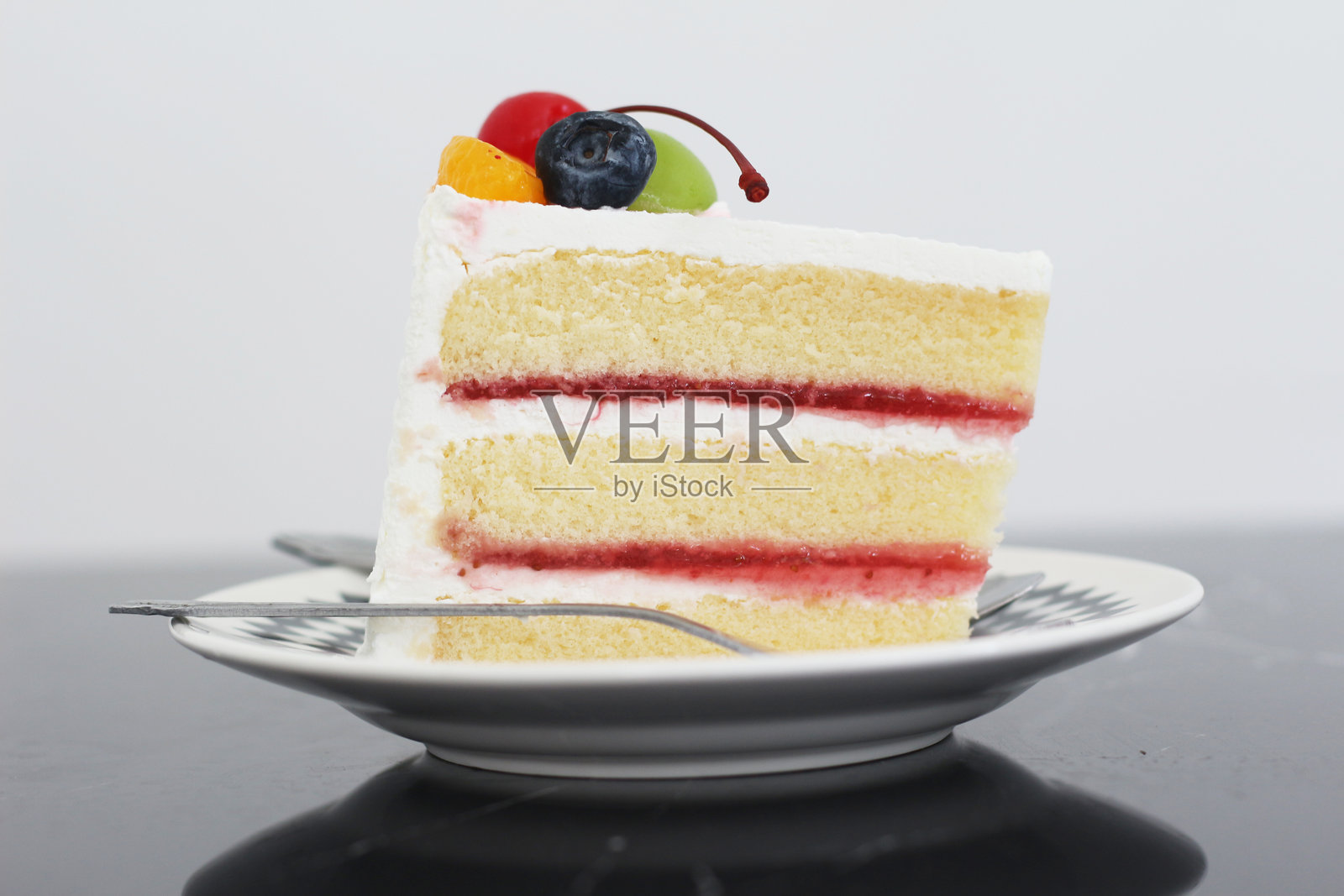 咖啡馆里盘子上的蛋糕照片摄影图片