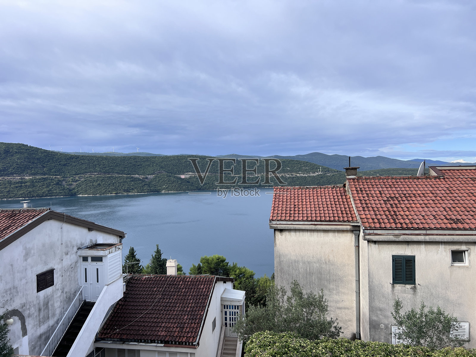 波斯尼亚和黑塞哥维那的纽姆，从窗户看去的亚得里亚海海滨度假胜地，是波斯尼亚和黑塞哥维那唯一的海岸通道。照片摄影图片