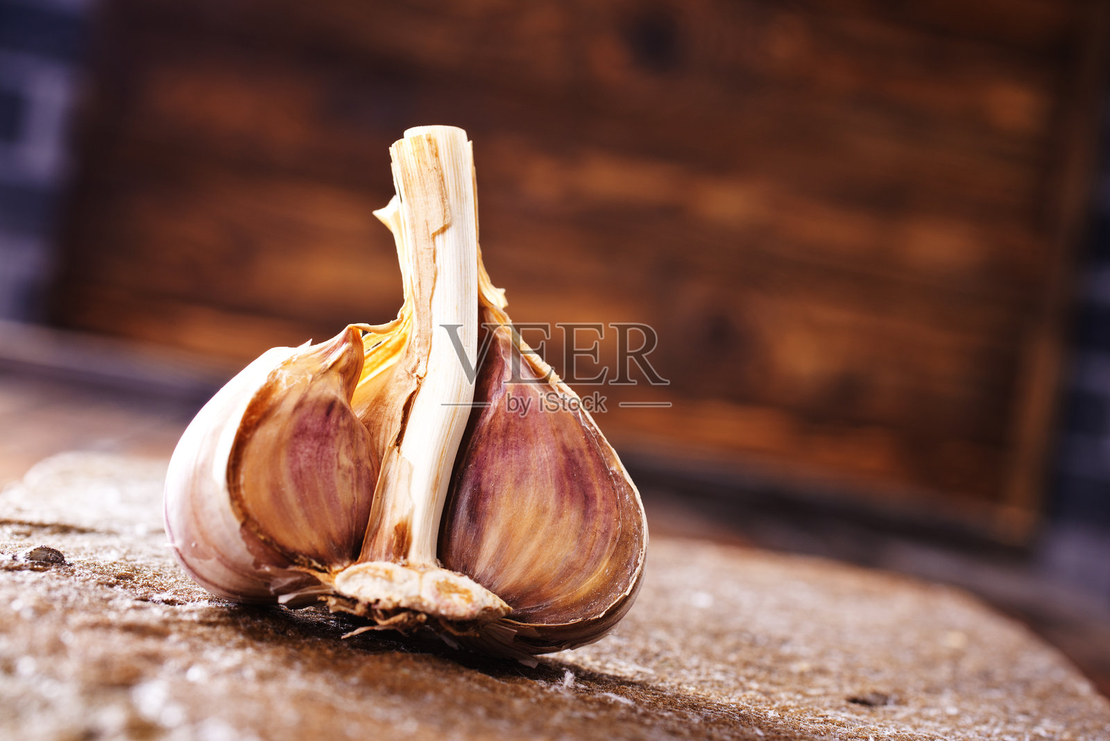 桌子上的新鲜大蒜照片摄影图片