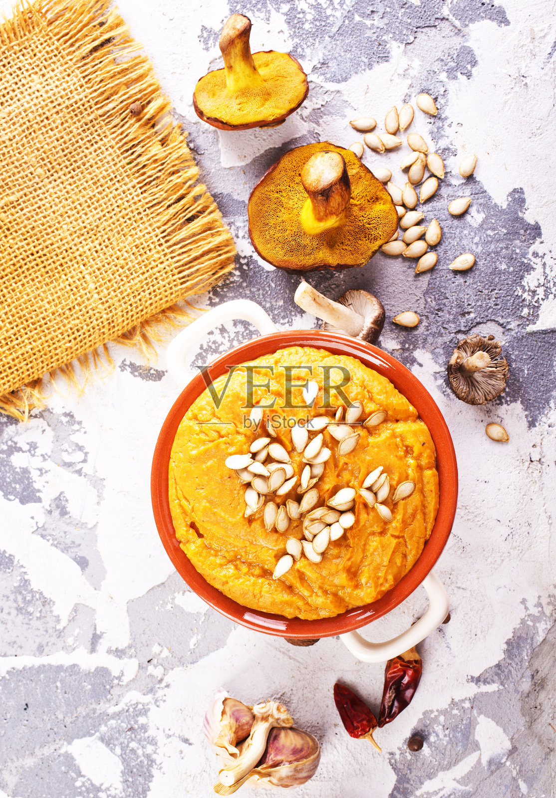 碗里的南瓜汤配野生蘑菇照片摄影图片