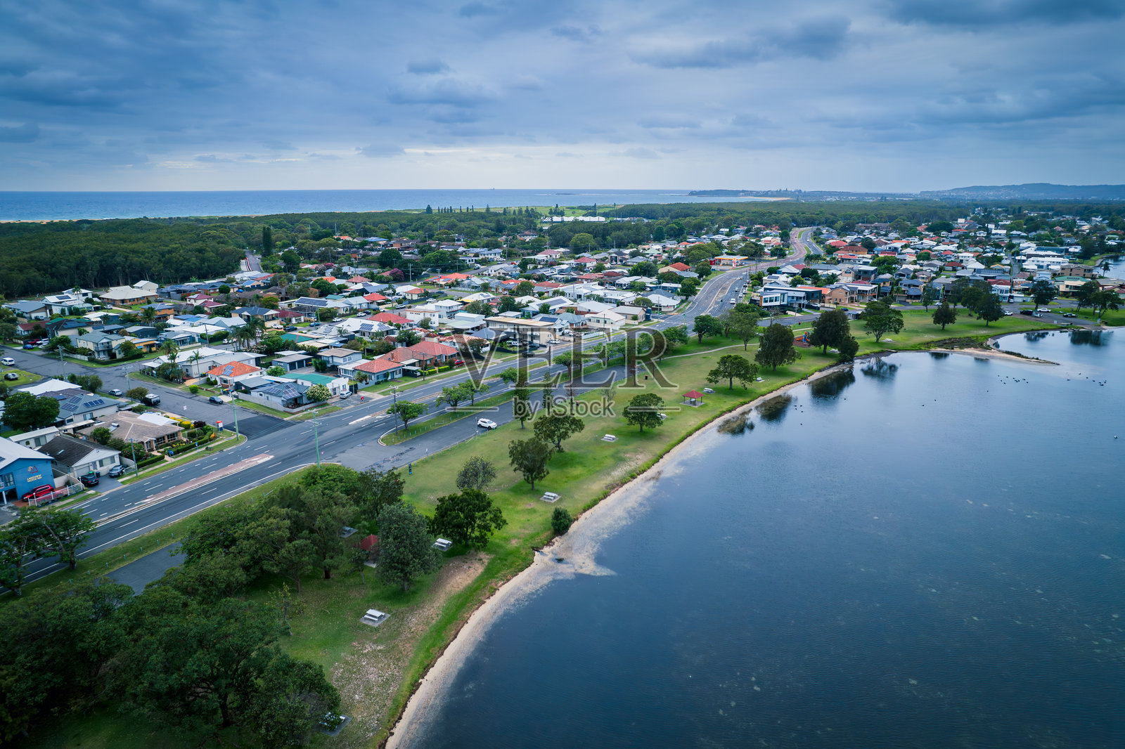 这张照片展示了肯·兰布金保护区的湖边景色。照片摄影图片