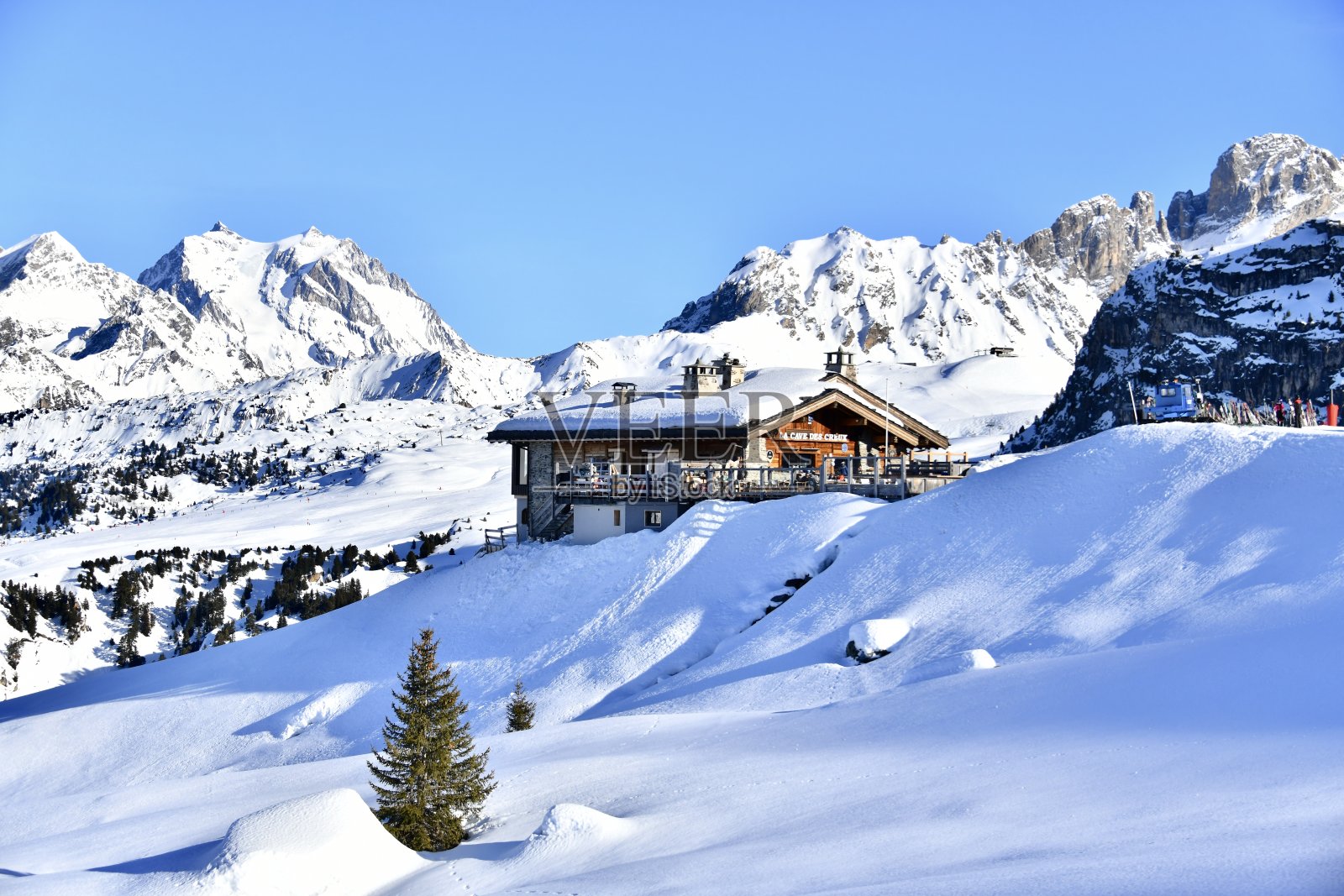 La Cave des Creux 餐厅由当地年轻的前滑雪教练经营，提供精致的小酒馆菜单，包含地方特色和优质产品。照片摄影图片