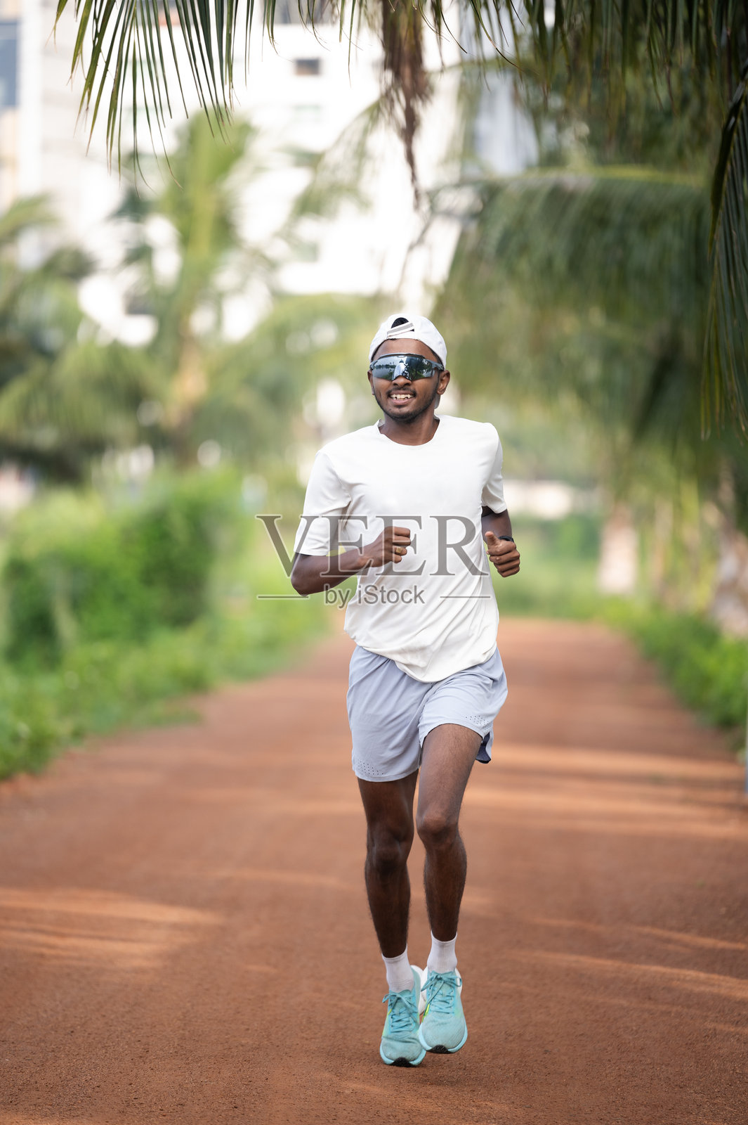 年轻的运动员在户外奔跑照片摄影图片
