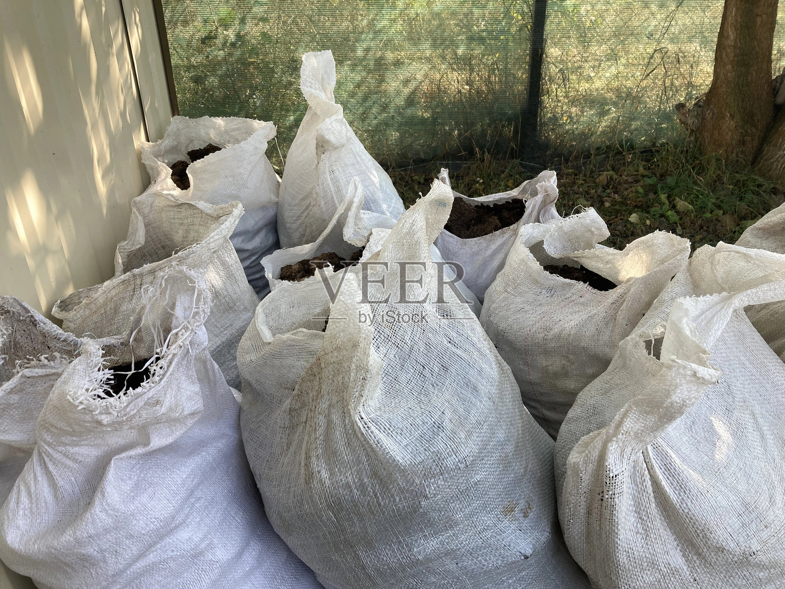 用于花园床的旧牛粪袋照片摄影图片