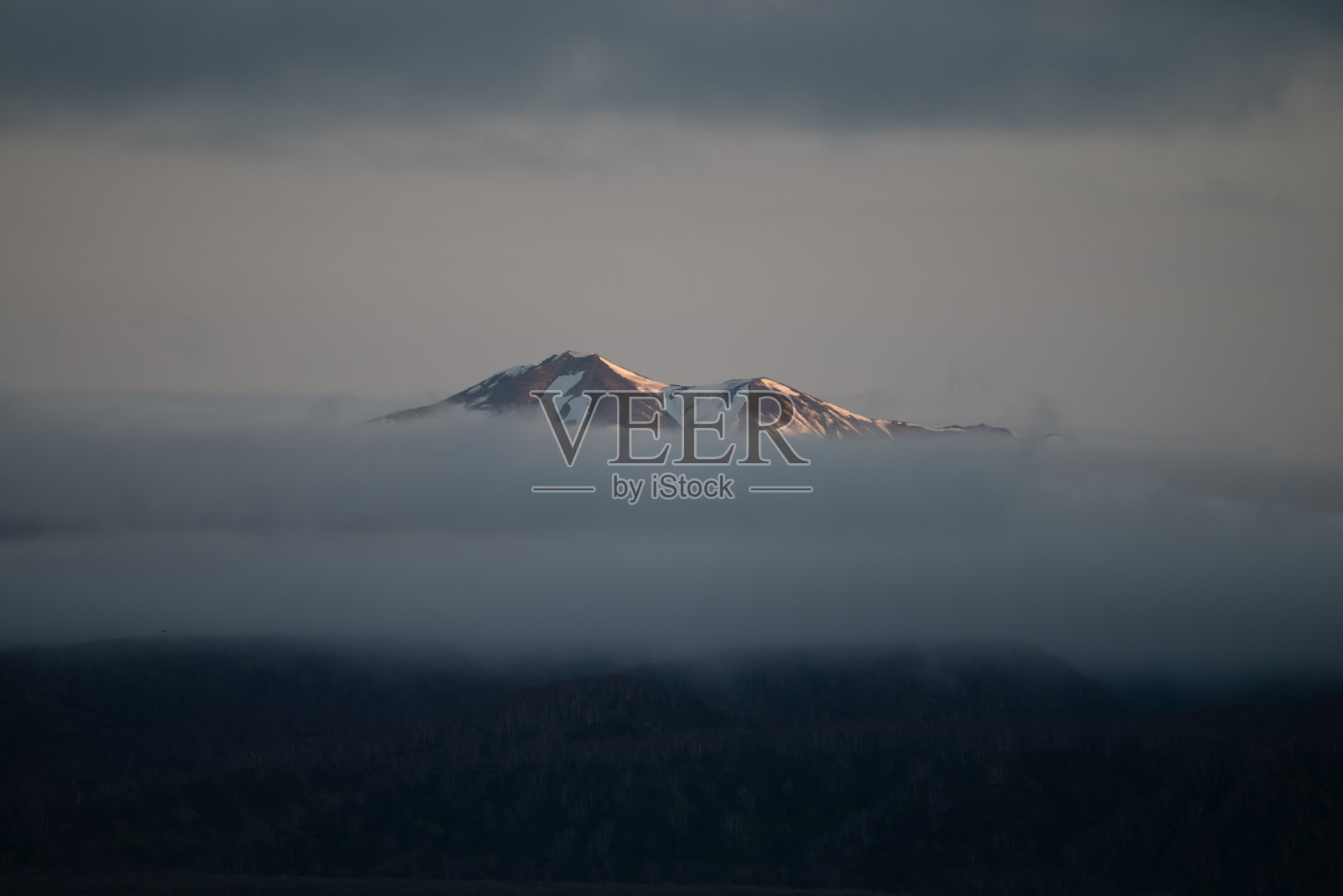 被雪山环绕的海湾，点缀着冰块。大自然在其冰冻的辉煌中展现出魔力。冰与海的独特结合。寒冷天气中的旅行，清新的空气。照片摄影图片