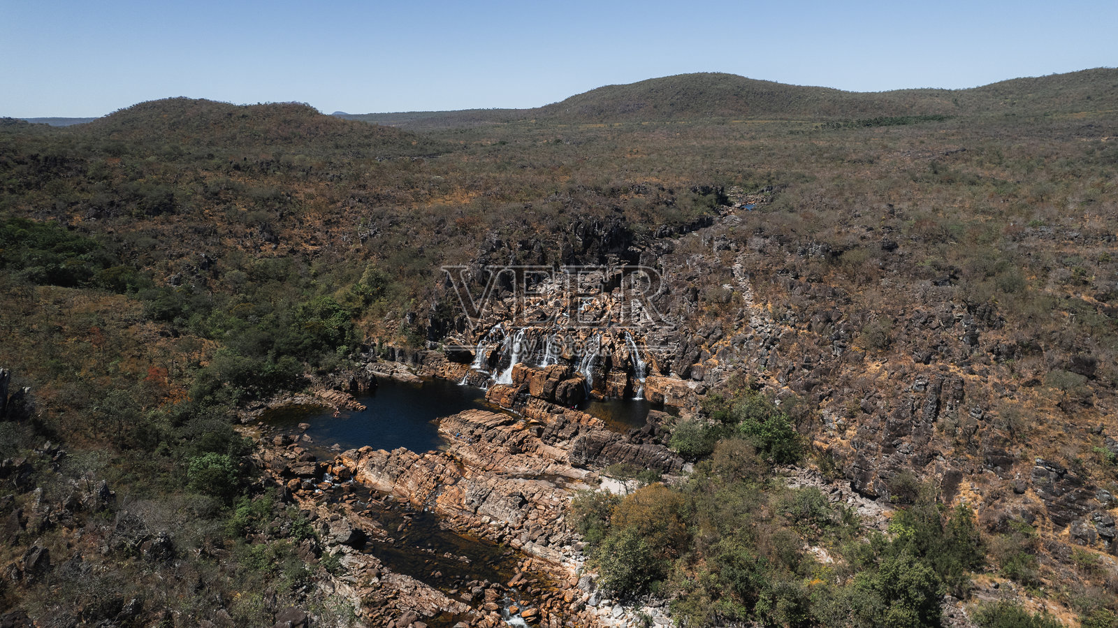 查帕达多斯维阿德罗斯国家公园，黄色小径，卡里奥卡瀑布，峡谷，岩石和深水潭的风景，戈亚斯，巴西照片摄影图片