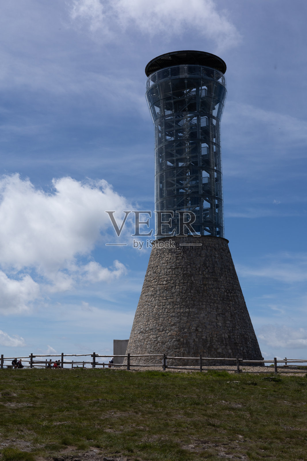 波兰苏台德山脉的斯涅日尼克山顶上的观察塔。照片摄影图片