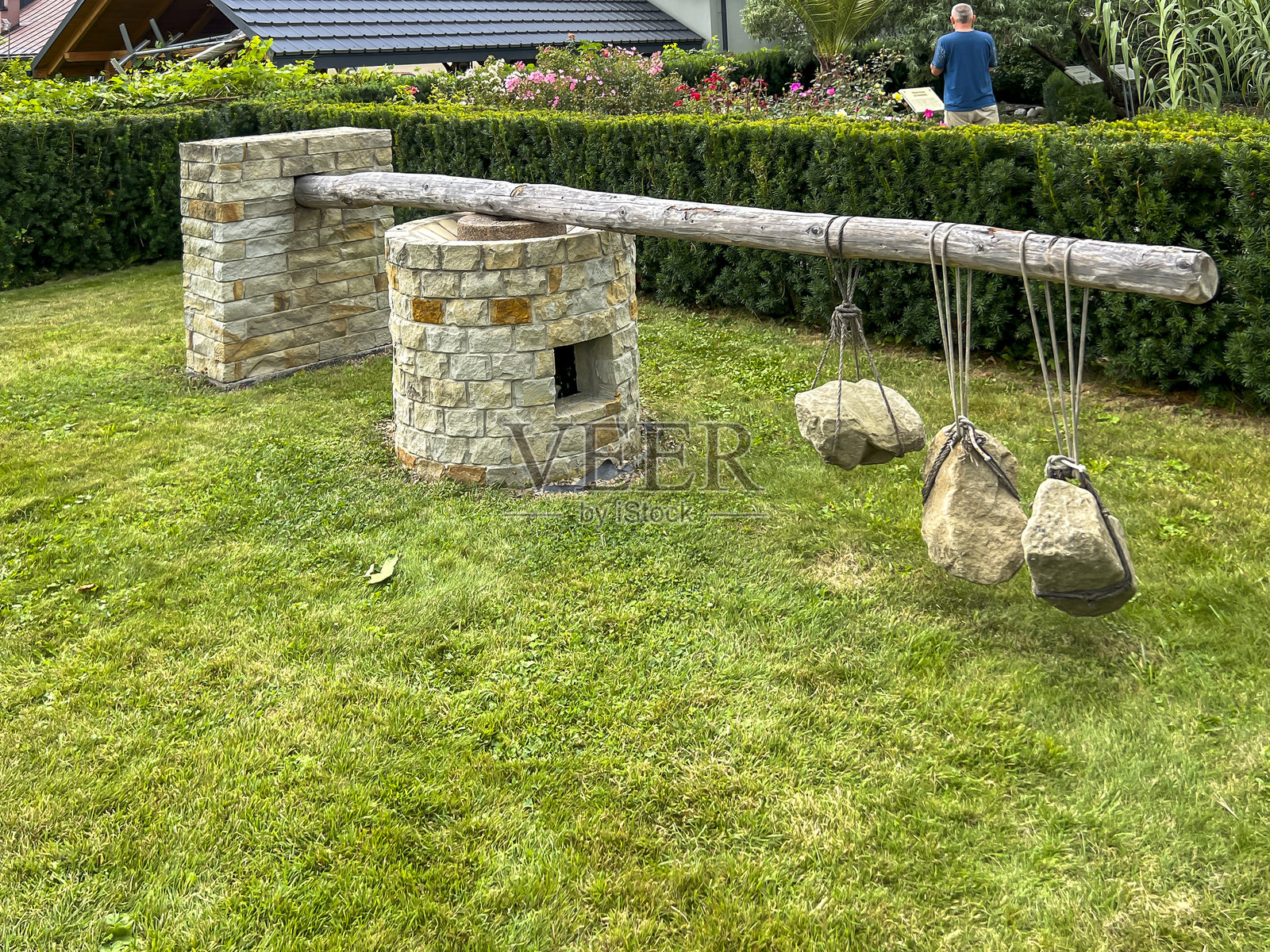 在波兰穆兹纳的圣经花园中展示的磨石和橄榄油压榨机榨出的橄榄油照片摄影图片