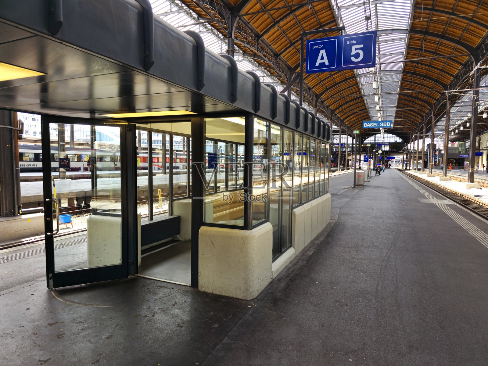 巴塞尔火车站与站台照片摄影图片
