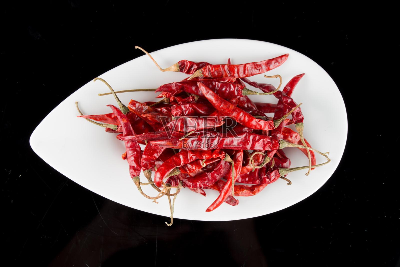 白盘上的干红辣椒照片摄影图片