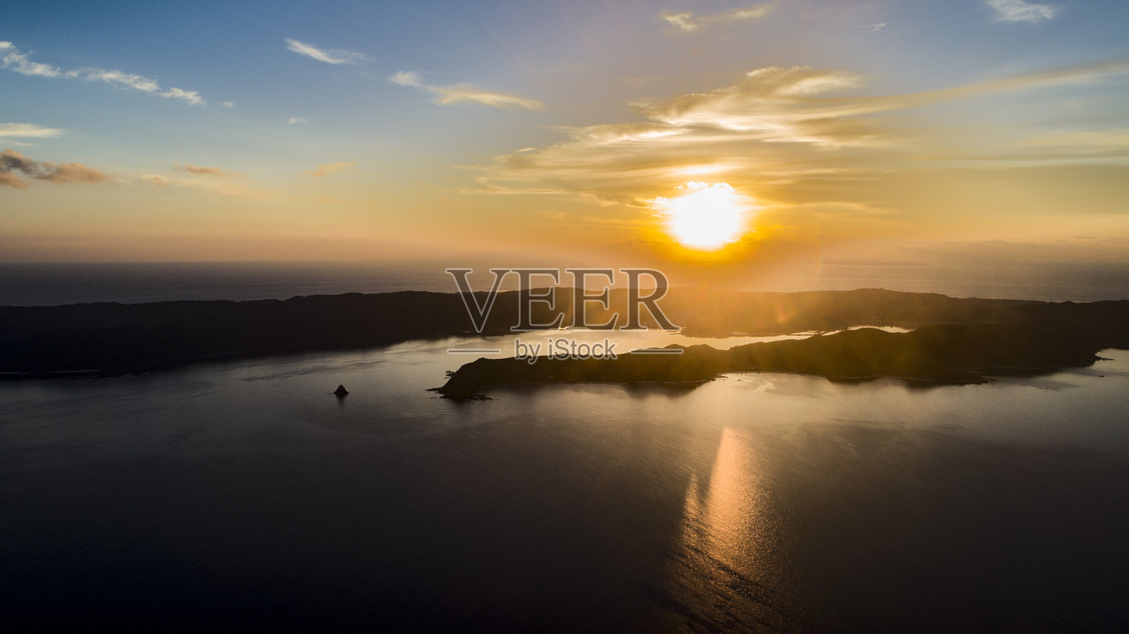 天草岛的山脉、河流和海洋照片摄影图片