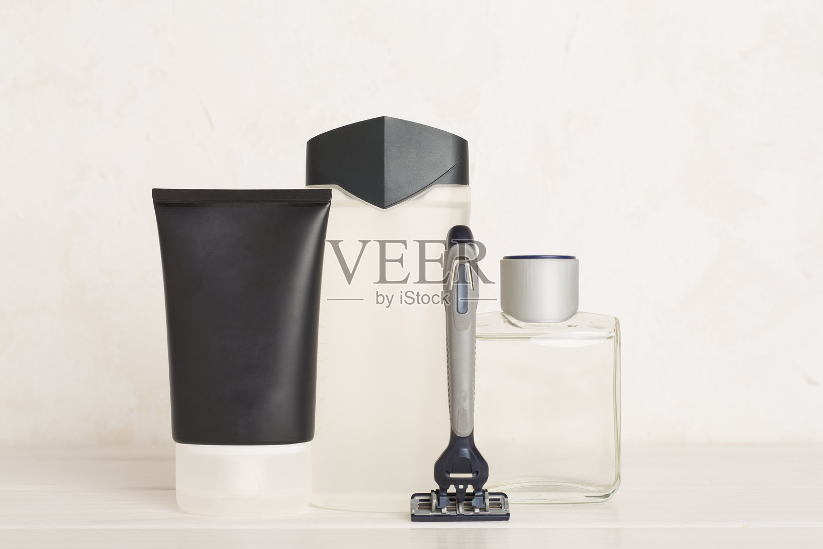 木桌上的男士化妆瓶与薄荷叶照片摄影图片