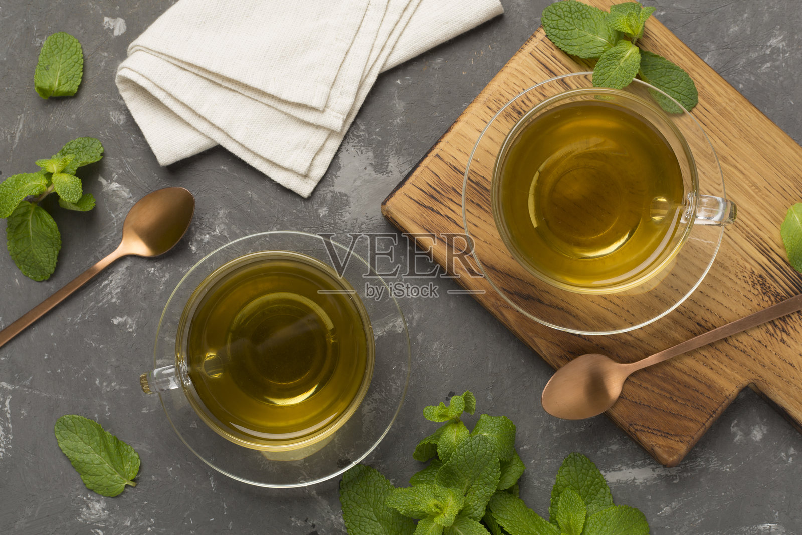 新鲜薄荷茶在混凝土背景上，俯视图照片摄影图片