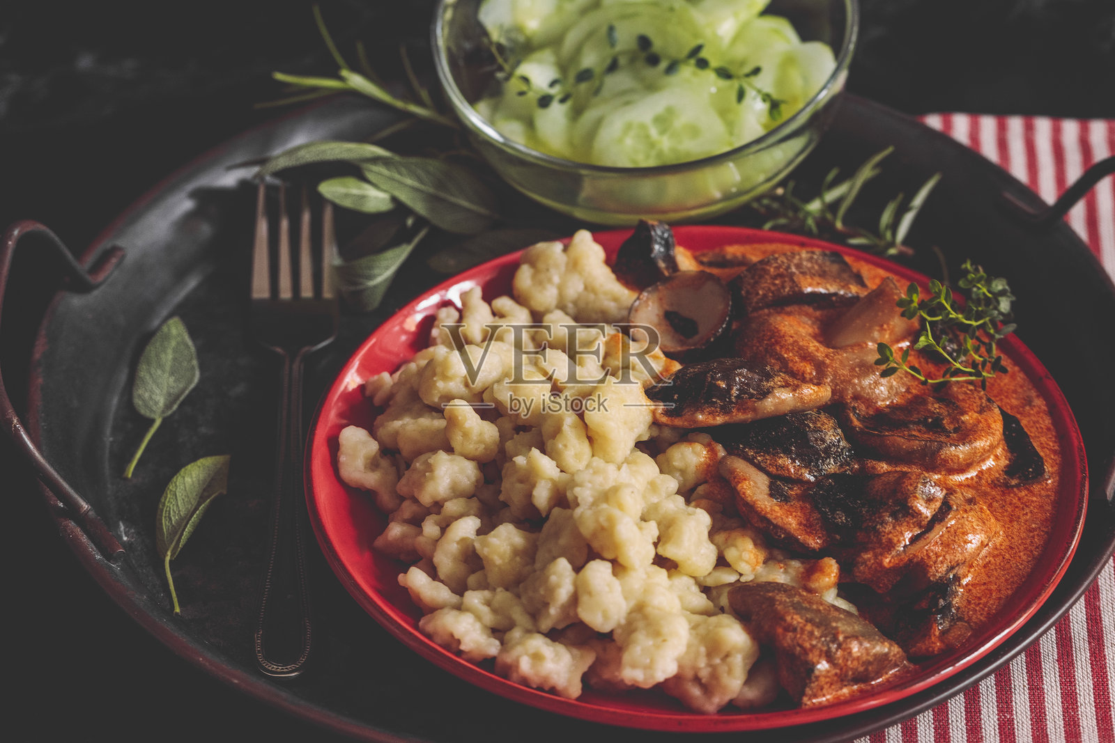 蘑菇胡椒面疙瘩配黄瓜沙拉照片摄影图片