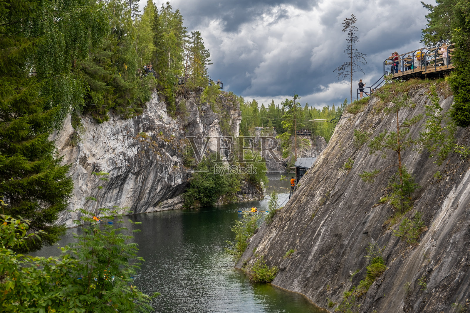 游客们欣赏马尔布峡谷令人叹为观止的垂直悬崖和宁静的水域，享受鲁斯凯拉山公园的宁静之美。照片摄影图片