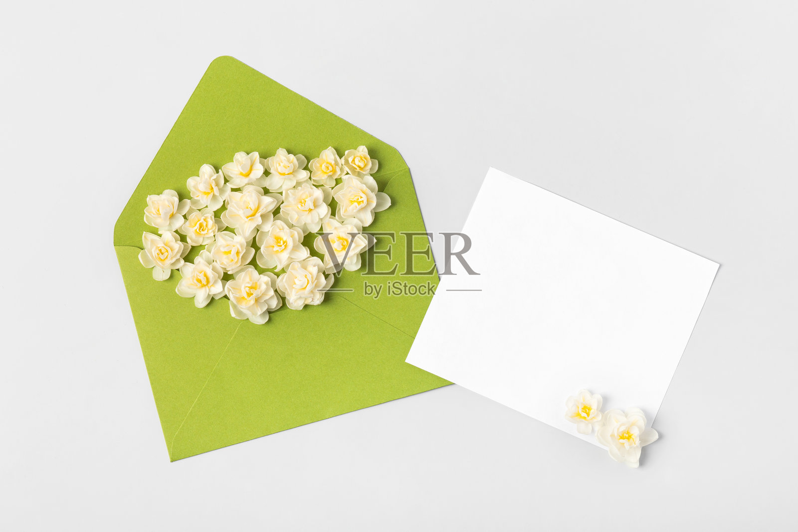 春花装饰的信封照片摄影图片