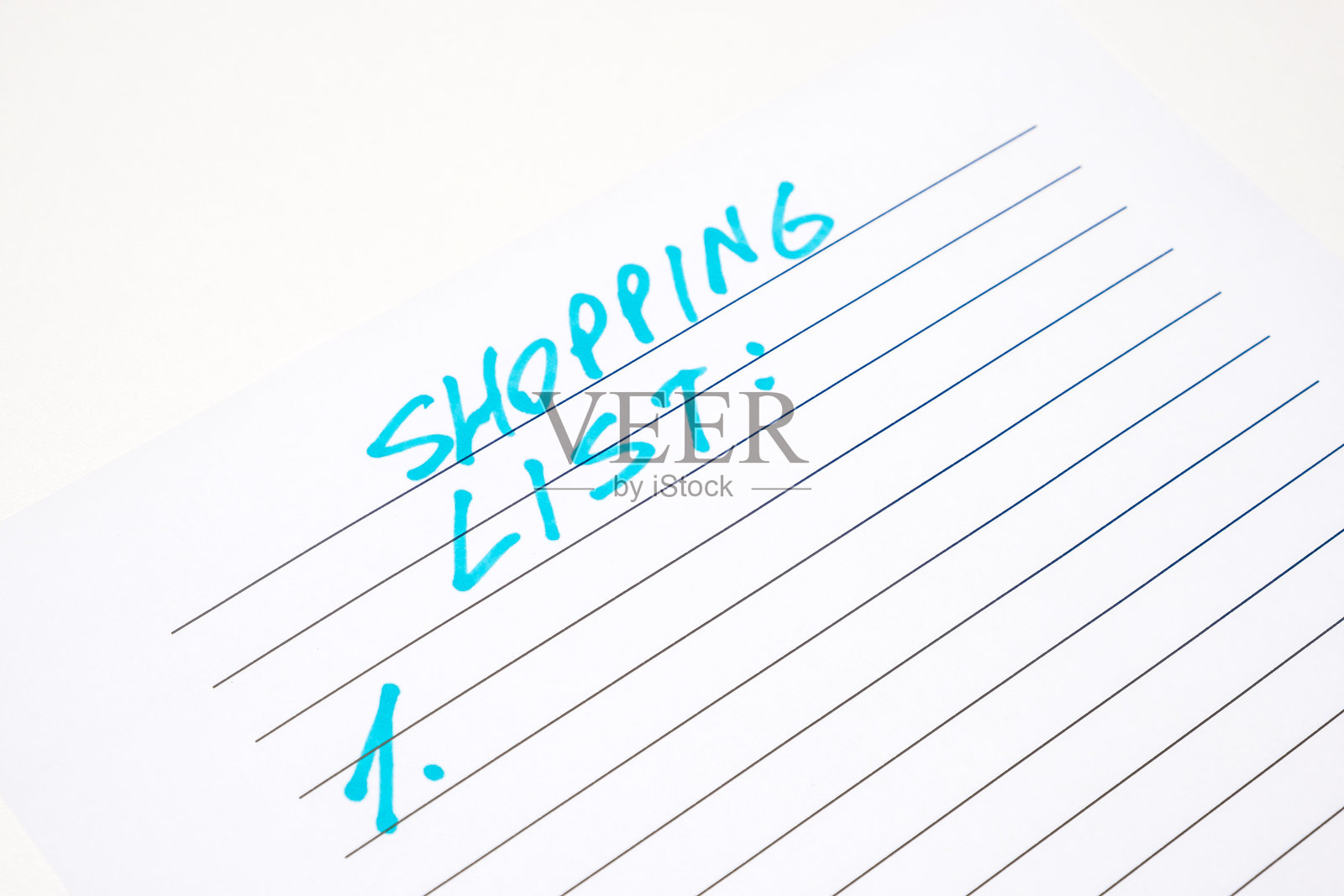 蓝色手写的购物清单铭文在白纸上照片摄影图片