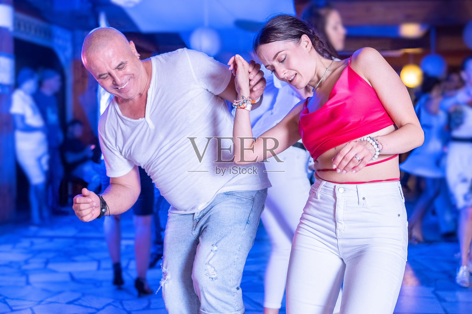 情侣在跳性感的巴查塔舞。照片摄影图片