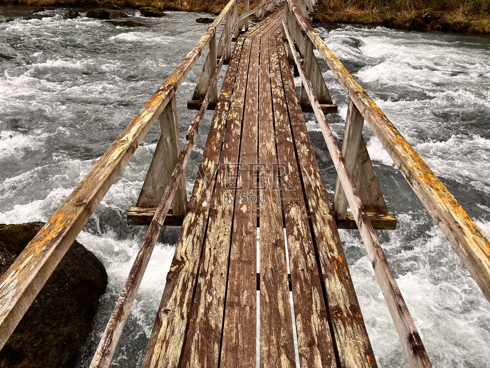 挪威峡湾中冰川溪流上的桥梁照片摄影图片