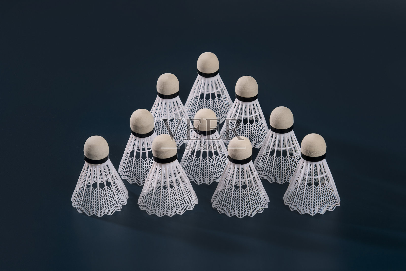 高角度视图的羽毛球在桌子上排列照片摄影图片