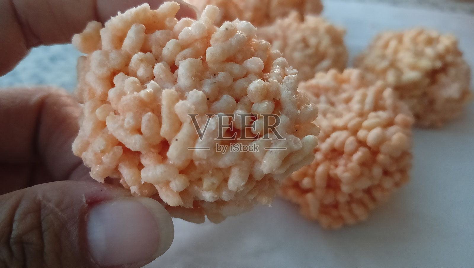 Rengginang。传统的印尼小吃，由糯米制成，咸香酥脆。照片摄影图片