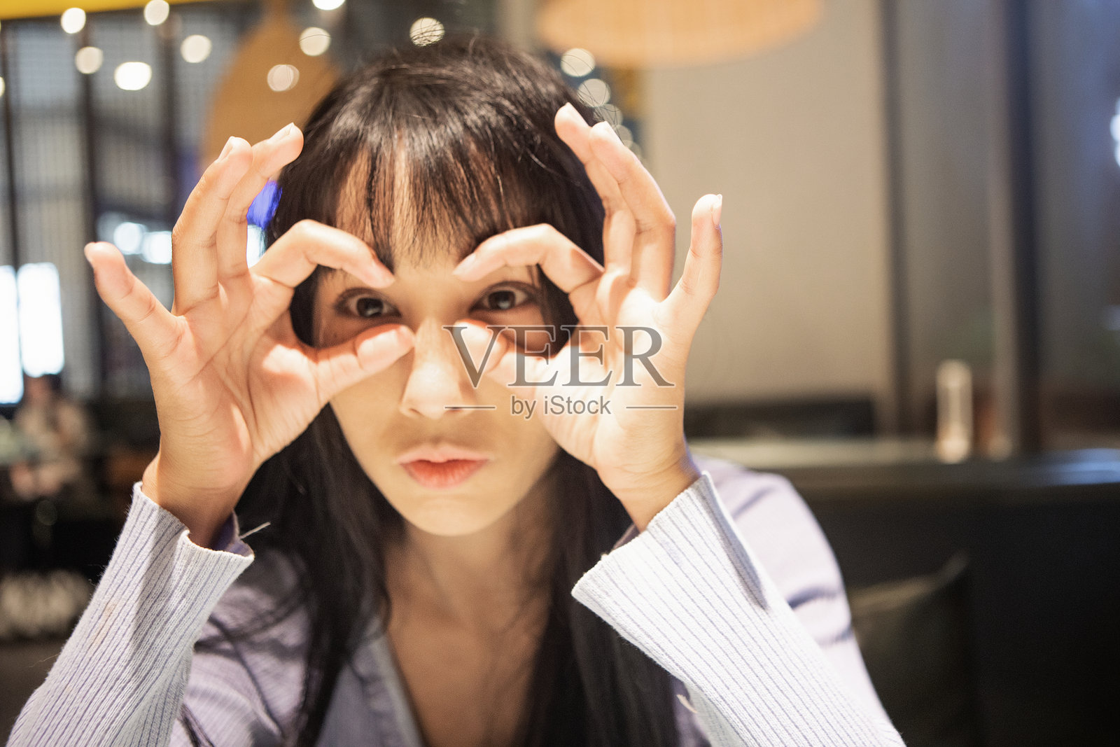 一位美丽的女性在餐厅自拍并分享至社交媒体照片摄影图片