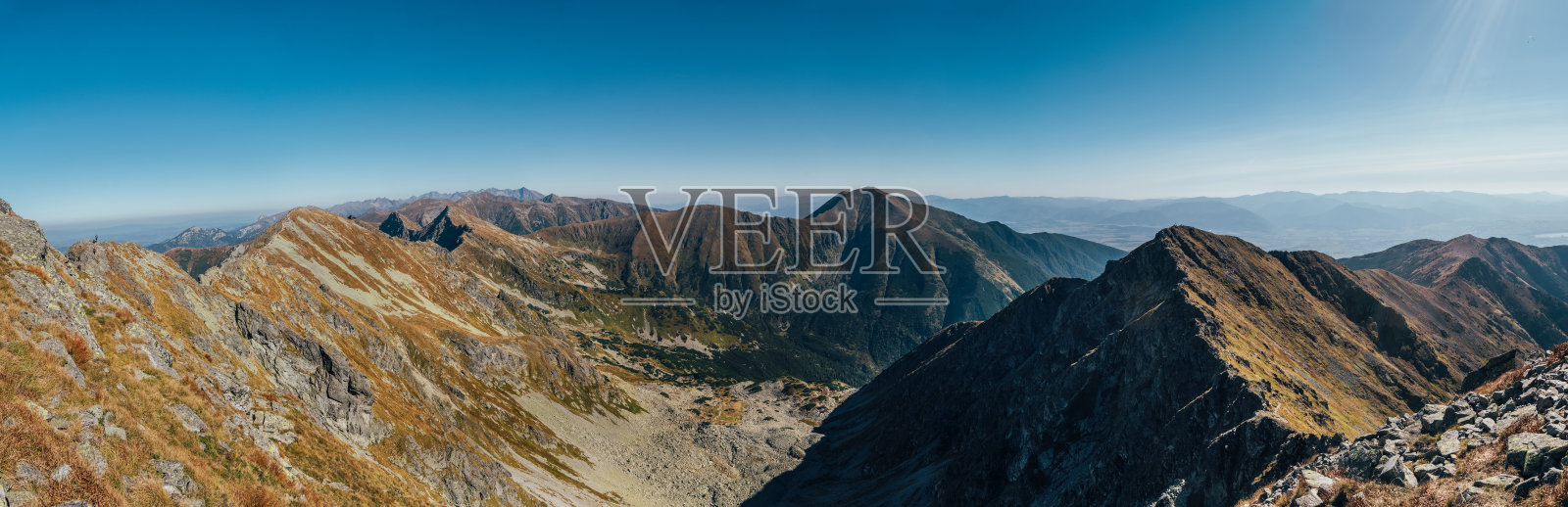 早晨的全景航拍，西塔特拉山脉，拍摄于班尼科夫山（2178米）与比斯特拉峰（2248米），斯洛伐克共和国。照片摄影图片