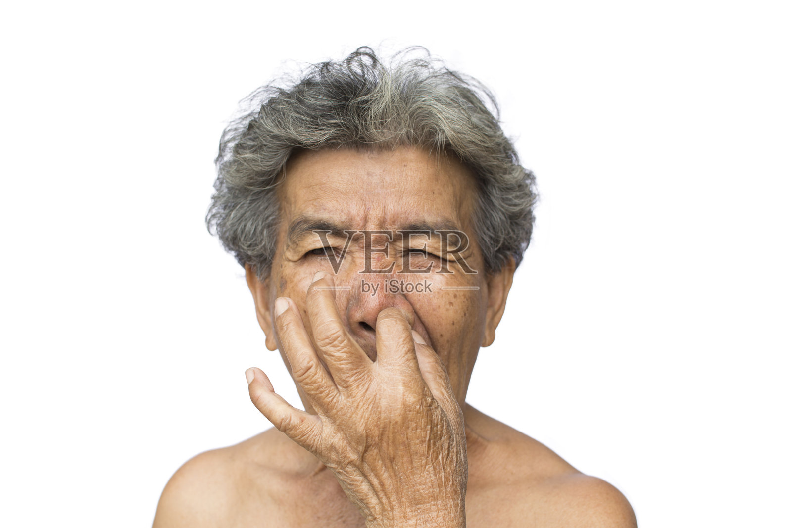 无上衣的女性在白色背景下清洁鼻子照片摄影图片