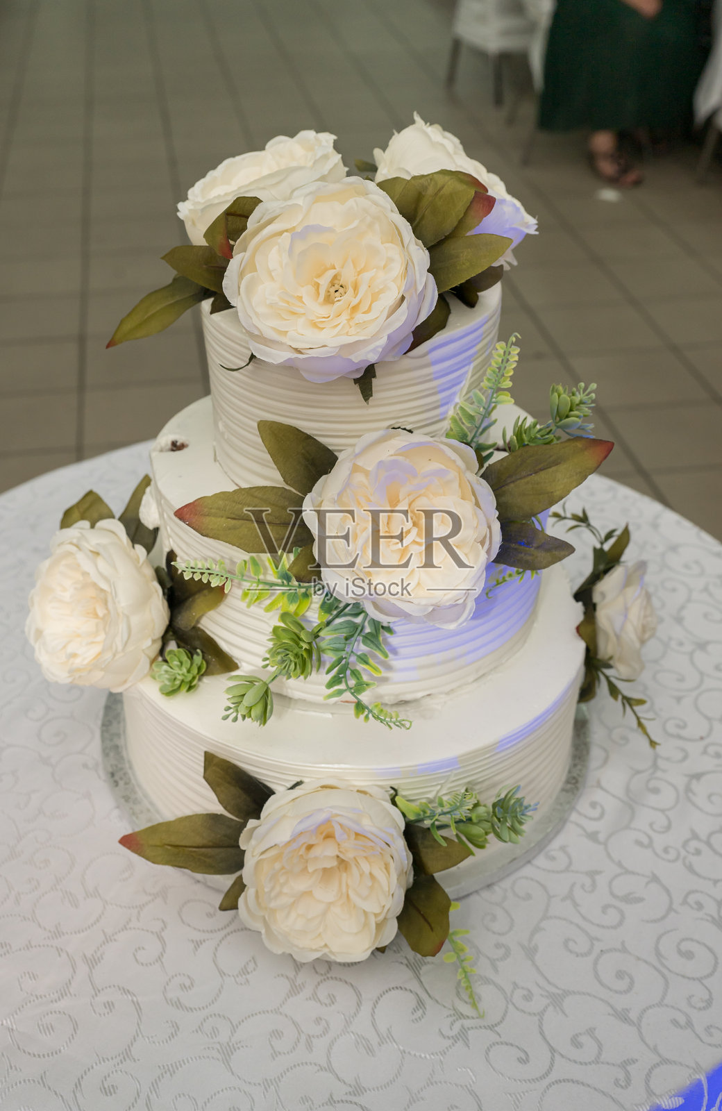 美丽的婚礼蛋糕装饰着鲜花照片摄影图片