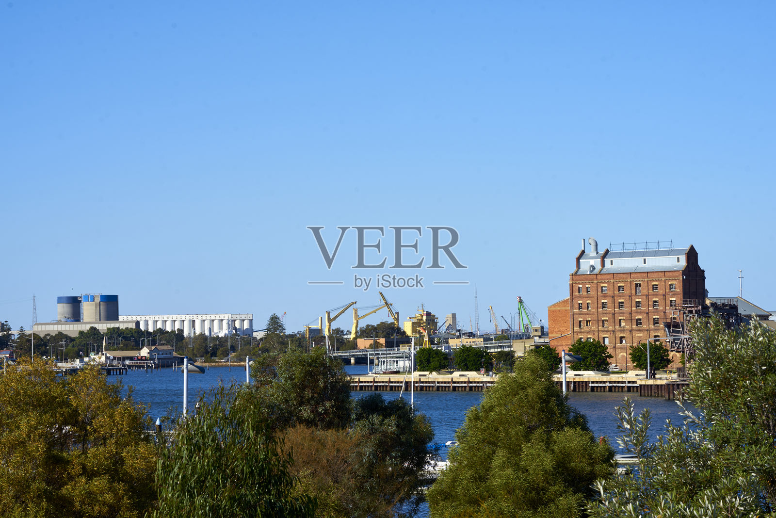 城市河流与晴朗蓝天相映成趣照片摄影图片