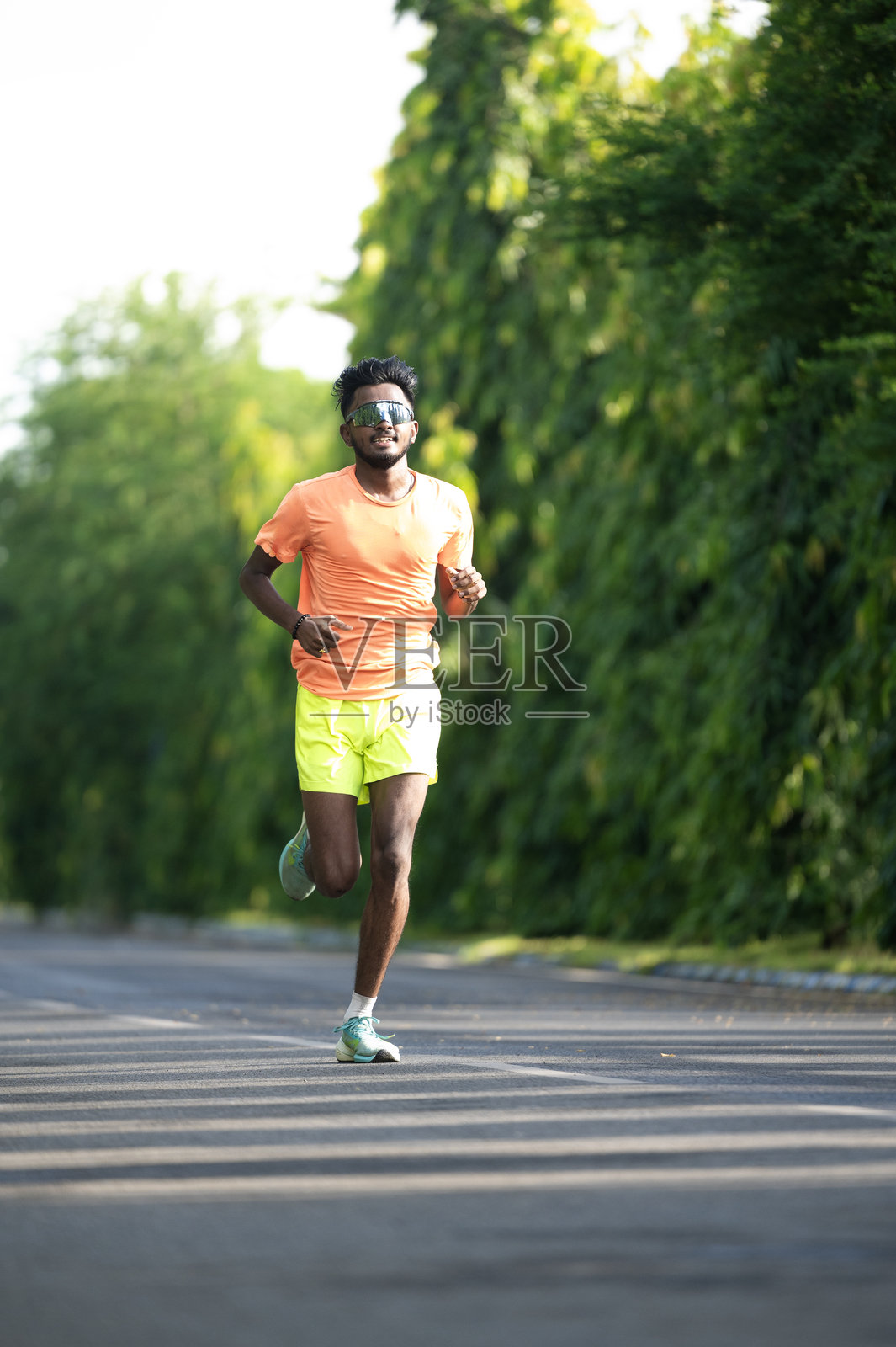 夏天在公园里慢跑的快乐年轻人照片摄影图片