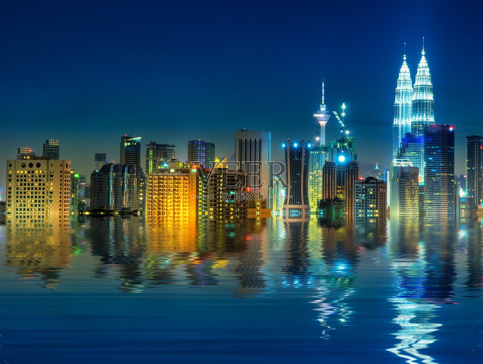 夜空中灯光璀璨的建筑照片摄影图片