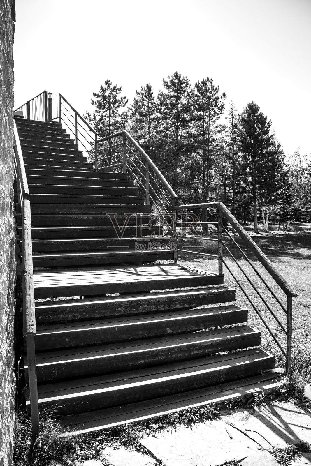 开放区域的螺旋楼梯，楼梯台阶特写。照片摄影图片