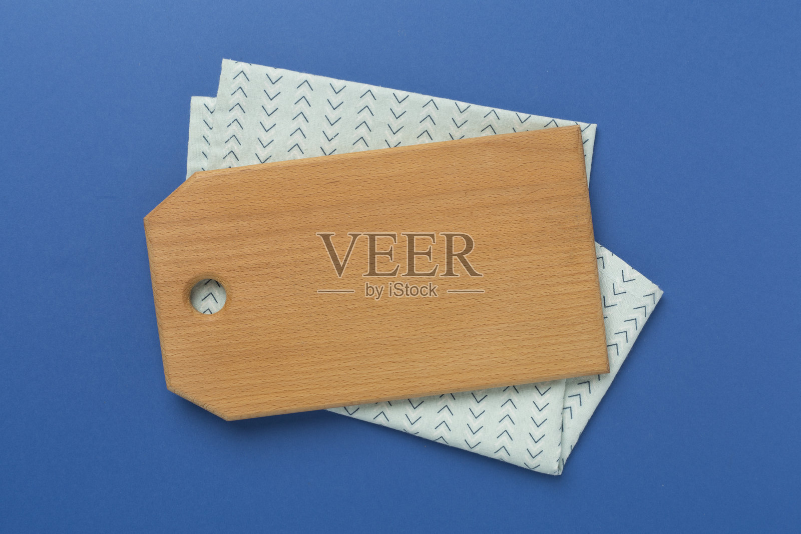 彩色背景上的砧板和餐巾，俯视图照片摄影图片