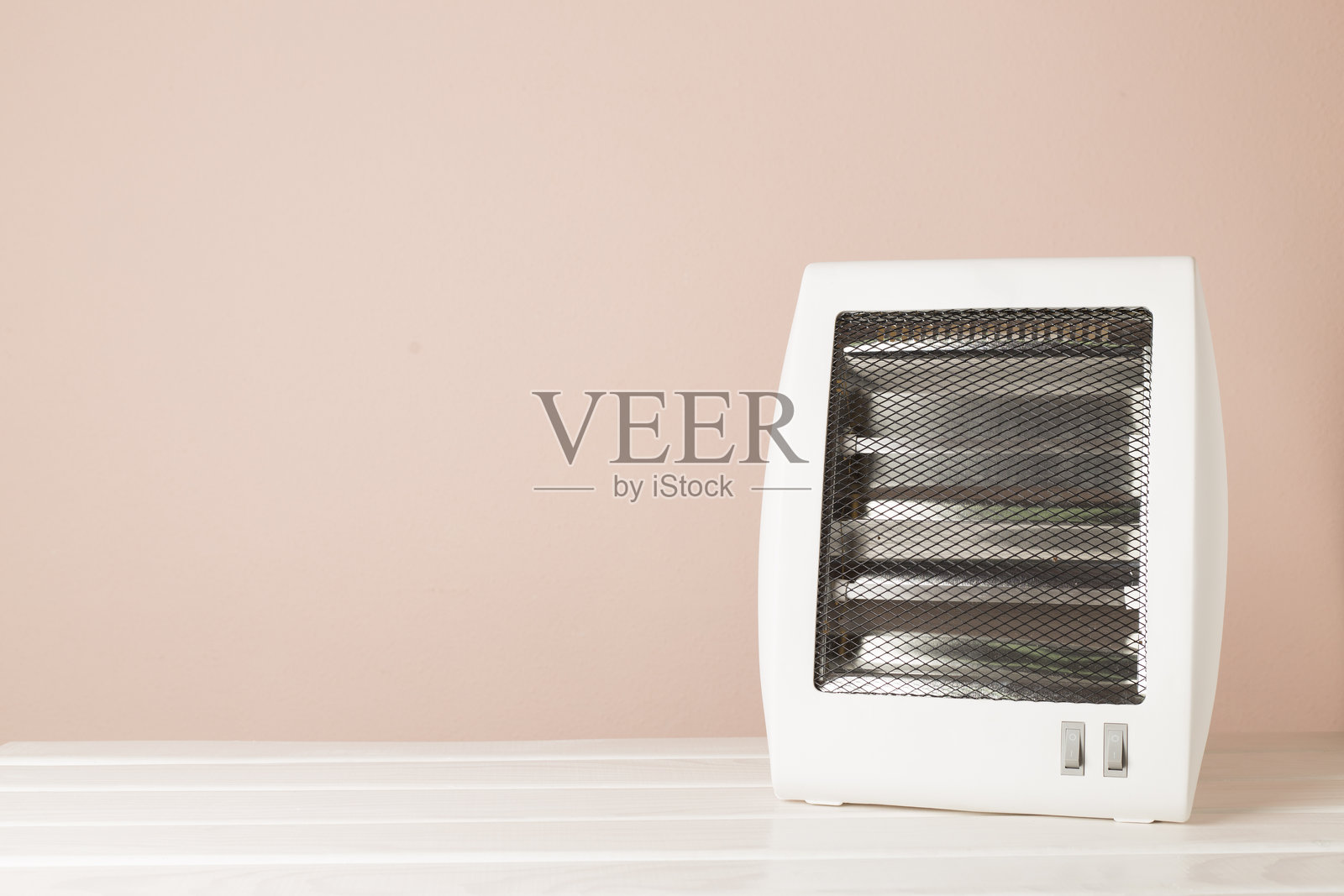 木桌上的便携式电热卤素加热器照片摄影图片