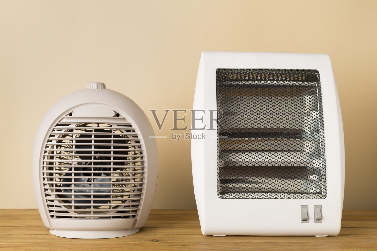 桌子上的便携式电暖器照片摄影图片