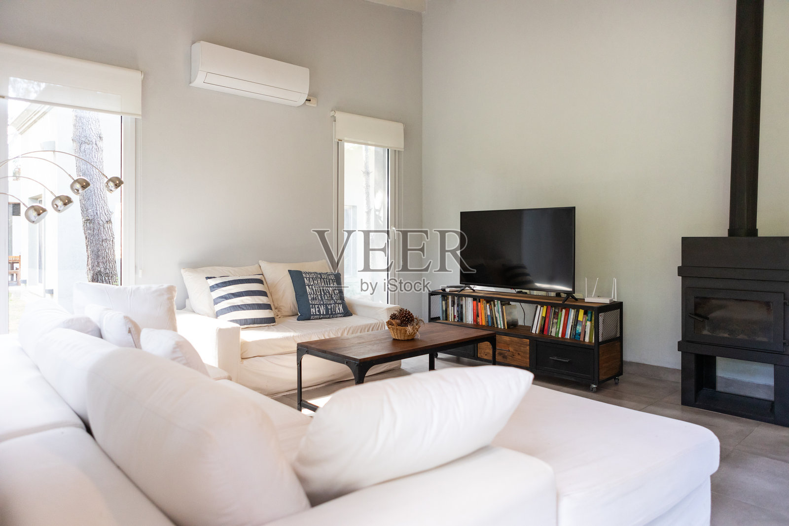 现代明亮宽敞的旅舍客厅照片摄影图片