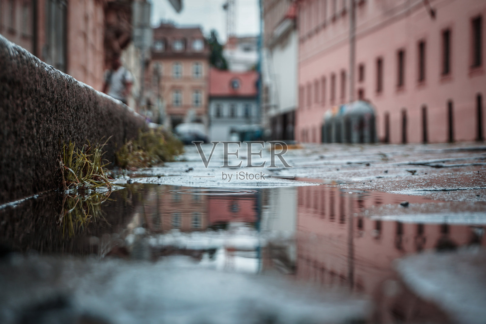 城市街道上的水洼特写照片摄影图片
